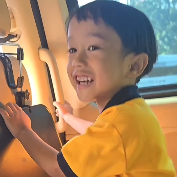 <p>Anak bungsu Irfan Hakim, Dzaky, akhirnya memulai hari pertamanya di sekolah, Bunda. Dalam sebuah unggahan video, Dzaky mengaku dirinya senang tetapi merasa deg-degan. "Mumpung lagi bisa, antar anak-anak sekolah. Dzaky akhirnya sekolah juga. Penyemangat buat Kakang Djalu nya juga. Jadi anak-anak yang hebat ya, Nak. <em>Love</em> <em>you</em>," tulis Irfan Hakim seraya menyisipkan emotikon hati. (Foto: Instagram: @irfanhakim75)</p>