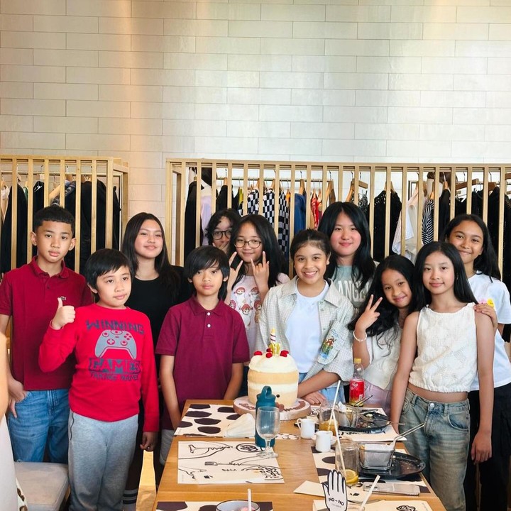 <p>Perayaan ulang tahun Jizzy dilangsungkan secara sederhana. Marsha Timothy dan Vino G Bastian mengadakan pesta ultah Jizzy di sebuah restoran. Pesta ulang tahun ini dihadiri oleh teman-teman Jizzy, Bunda. (Foto: Instagram @vinogbastian__/ @marshatimothy)</p>