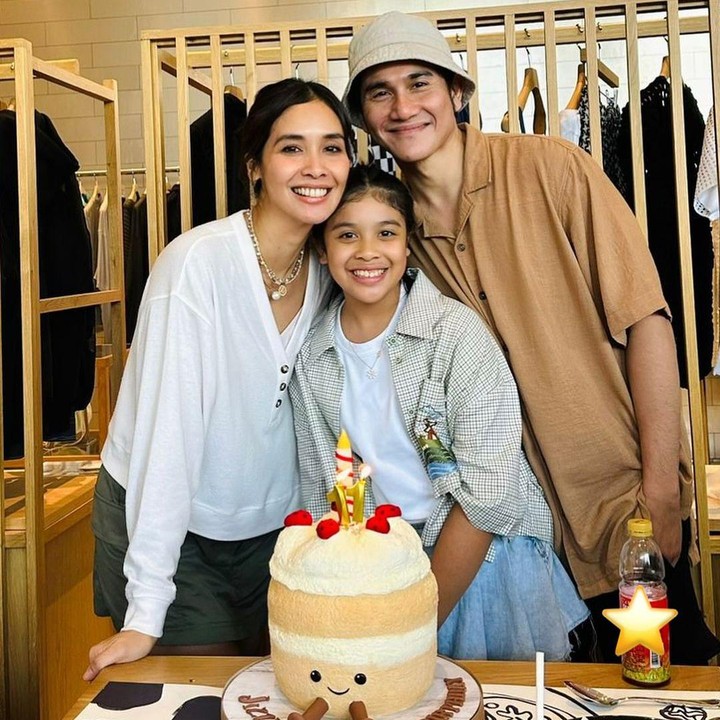<p>Tidak terasa, Jizzy sekarang sudah berusia 11 tahun. Beranjak remaja, banyak netizen mengatakan bahwa paras Jizzy kini makin mirip dengan sang ibunda, yang manis dan cantik. Setuju banget ya Bunda! (Foto: Instagram @vinogbastian__/ @marshatimothy)</p>
