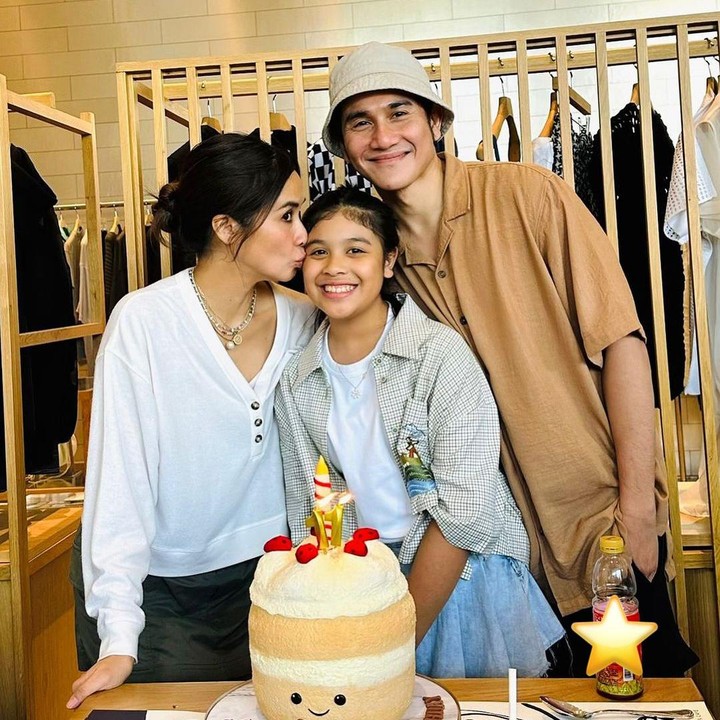 <p>Marsha Timothy dan Vino G Bastian mengunggah potret perayaan ulang tahun Jizzy di media sosial. Keduanya juga menuliskan ucapan dan doa untuk putrinya itu. "Semoga jadi anak sholehah yaa.. Aamiin," tulis Vino. "Happy 11th Birthday, my love," ujar Marsha Timothy. (Foto: Instagram @vinogbastian__/ @marshatimothy)</p>