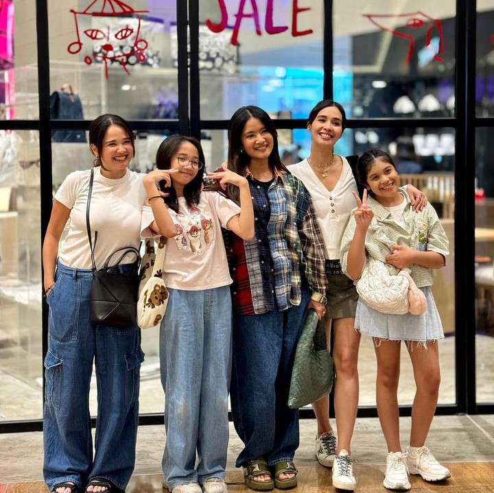 <p>Pesta ulang tahun ini tampaknya sudah disiapkan oleh Marsha Timothy dan Vino G Bastian untuk Jizzy. Meski terlihat sederhana, Jizzy tampak begitu bahagia bisa menghabiskan waktu spesial dengan teman-temannya. (Foto: Instagram @vinogbastian__/ @marshatimothy)</p>