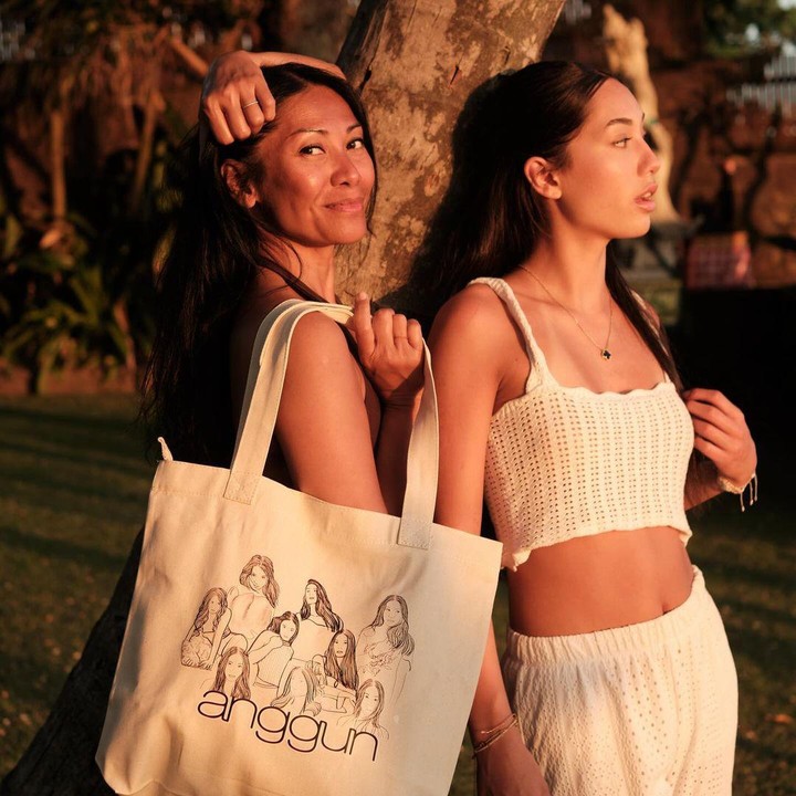 <p>Anggun baru saja mengeluarkan<em> merchandise</em>-nya yang menjual produk <em>fashion</em> seperti pakaian dan tas. Ia mempromosikannya dengan mengunggah beberapa foto produk di Instagram resmi <em>merchandise </em>tersebut. (Foto: Instagram@anggun_cipta)</p>