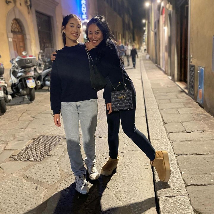 <p>Anggun C. Sasmi jarang membagikan potret bersama putrinya, Kirana Cipta Montana Sasmi. Akan tetapi, belum lama ini sang putri diketahui menjadi model untuk promosi <em>official merchandise</em> terbarunya. (Foto: Instagram@anggun_cipta)</p>