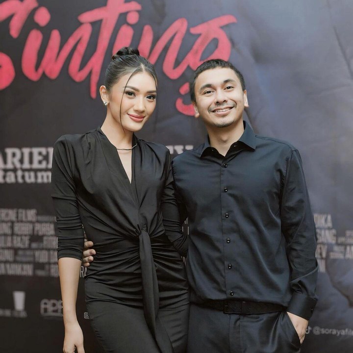 <p>Baru-baru ini, aktris Anissa Aziza menghadiri premier film suaminya Raditya Dika yang berjudul <em>Catatan Harian Menantu Sinting</em>. Kedatangan Anisaa ini merupakan bentuk dukungannya pada sang suami. (Foto: Instagram @anissaaziza)</p>