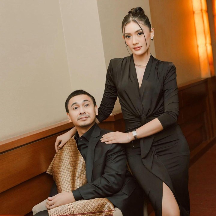 <p>Anisaa tampak begitu bahagia hadir di premier film Raditya Dika. Perempuan bernama lengkap Anissa Nur Aziza ini secara khusus memuji akting sang suami dan jalan cerita film. "Terhibur sekali td malam," tulisnya. (Foto: Instagram @anissaaziza)</p>