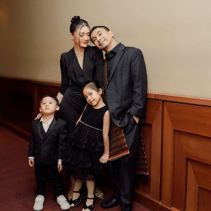<p>Kehadiran Alinea Ava dan Aksara Asa menjadi spesial lantaran keduanya baru pertama kali datang ke premier film sang ayah. Tapi karena masih kecil, kedua anak Anissa dan Raditya Dika ini tidak ikut menonton film. (Foto: Instagram @anissaaziza)</p>