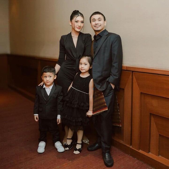 <p>Anissa tak sendiri. Perempuan 30 tahun ini juga turut membawa kedua anaknya, Alinea Ava Nasution dan Aksara Asa Nasution. (Foto: Instagram @anissaaziza)</p>