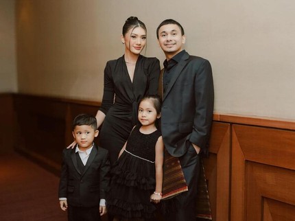 5 Potret Anissa Aziza dan Dua Anaknya Hadiri Premier Film Sang Suami Raditya Dika