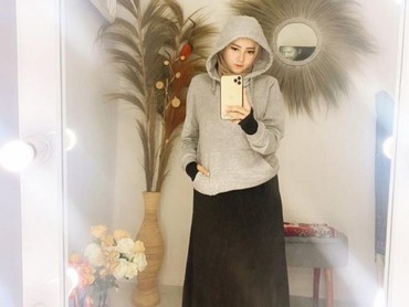 img-title Izinkan Foto Rina Gunawan Tetap Dipajang di Rumah, 7 Potret Anne Istri Baru Teddy Syach