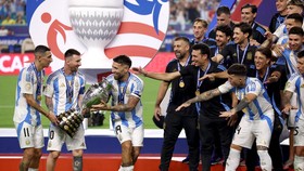 Bukti Messi Tak Egois, Ajak Di Maria dan Otamendi Bareng Angkat Trofi