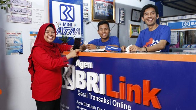 Sejak awal bergabung jadi AgenBRILink pada 2018, Komariah asal Tanjung Priuk mengusung tekad menyebarkan literasi terkait pelayanan perbankan dan keuangan.