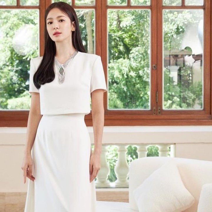 <p>Dengan gaya rambut terurai, Song Hye Kyo terlihat anggun dibalut <em>two piece dress</em> berwarna putih ini. Untuk menambah nilai elegannya, aktris ini memilih aksesoris kalung dengan bandul yang terlihat mewah. (Foto: Instagram @kyo1122)</p>