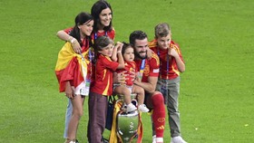 FOTO: Pesta Pemain Timnas Spanyol Bersama Istri dan Kekasih