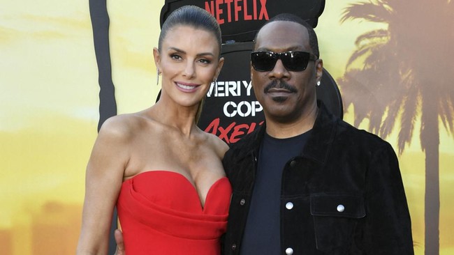 Eddie Murphy Resmi Melepas Status Lajang Setelah Perjuangan 6 Tahun Bersama Paige Butcher