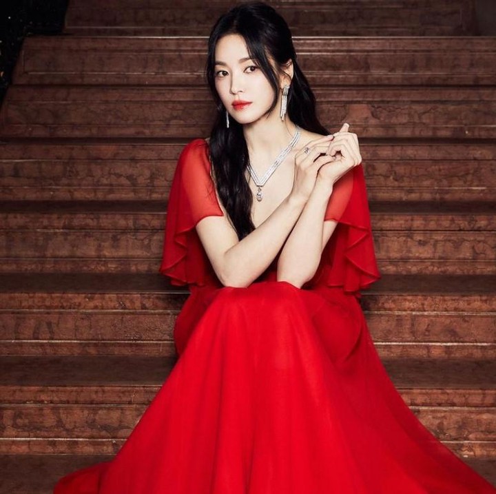 <p>Gaun merah panjang berikut yang dikenakan Song Hye Kyo adalah busana yang begitu memikat. Warna merah pekat di setiap lembar kain gaun tersebut adalah pilihan yang tepat bila Bunda ingin tampil cantik dengan kesan yang tegas (Foto: Instagram @kyo1122)</p>