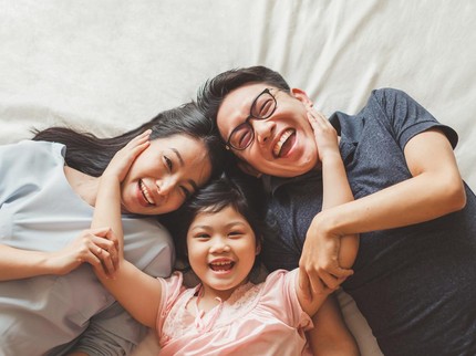7 Sikap Bermesraan yang Boleh Dilakukan Ayah Bunda di Depan Anak