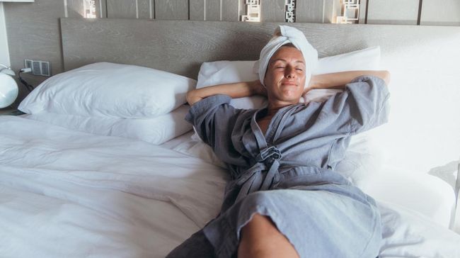 Membiarkan rambut basah dan langsung pergi tidur di malam hari ternyata bukan ide yang bagus. Kenapa?