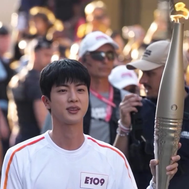 <p>Jin BTS bikin bangga ARMY. Jin terpilih menjadi pembawa obor di Olimpiade Paris 2024. Ia mewakili Korea sebagai pembawa obor pertama untuk estafet bagian Louvre di pusat kota Paris. (Foto: Instagram @olympic @olympics)</p>