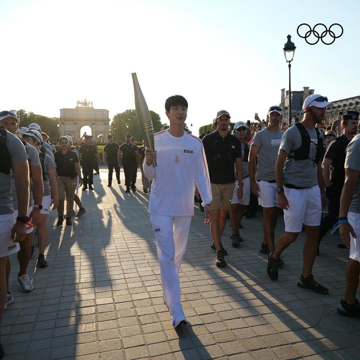 <p>Melansir dari <em>Allkpop,</em> Jin berjalan di parade yang diikuti oleh sekitar 10 ribu peserta termasuk sejumlah tokoh terkemuka seperti legenda sepak bola Didier Drogb. (Foto: Instagram @olympic @olympics)</p>