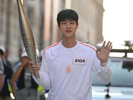 5 Potret Jin BTS Bawa Obor Olimpiade Paris 2024, Fans Turut Bangga