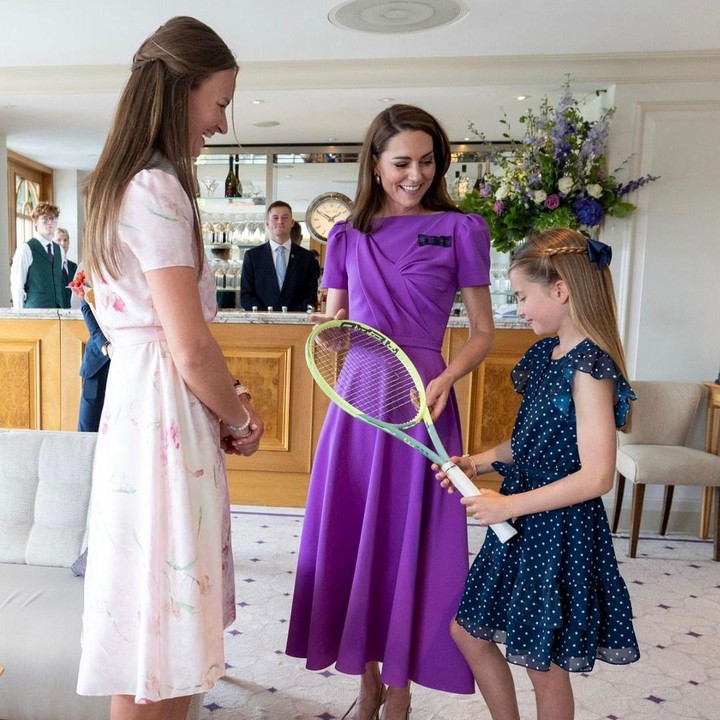 <p>Kate Middleton dan Charlotte datang untuk menyaksikan final tunggal putra yang diselenggarakan pada 14 Juli 2024 kemarin. Selain mengajak sang putri, Kate juga membawa saudara perempuannya, Pippa Middleton. Saat memasuki lokasi, Kate Middleton mendapat <em>standing ovation</em> dari penonton. (Foto: Instagram: @princeandprincessofwales)</p>