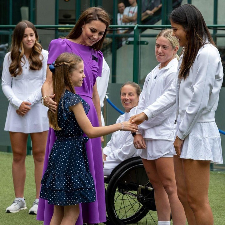 <p>Kate merupakan seorang pelindung All England Lawn Tennis and Croquet Club. Peran ini diberikan oleh Ratu Elizabeth padanya di tahun 2016. Karena itu, Kate pun mempersembahkan trofi kepada para kompetitor usai pertandingan. (Foto: Instagram: @princeandprincessofwales)</p>