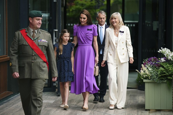 Kate dari Inggris, Putri Wales dan Putri Charlotte tiba untuk menghadiri pertandingan final tunggal putra, pada kejuaraan tenis Wimbledon di London, Minggu, 14 Juli 2024.