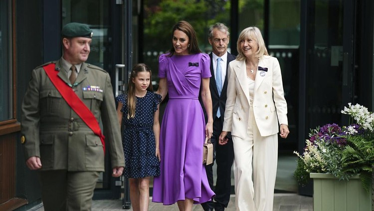 Kate dari Inggris, Putri Wales dan Putri Charlotte tiba untuk menghadiri pertandingan final tunggal putra, pada kejuaraan tenis Wimbledon di London, Minggu, 14 Juli 2024.
