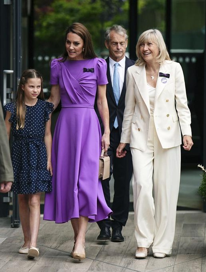 Kate dari Inggris, Putri Wales dan Putri Charlotte tiba untuk menghadiri pertandingan final tunggal putra, pada kejuaraan tenis Wimbledon di London, Minggu, 14 Juli 2024.