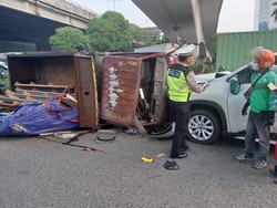 Truk Nyelonong di Flyover Jakut Hantam Mobil dan Motor hingga Ringsek