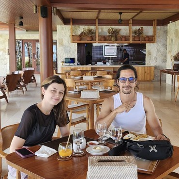 Edward Akbar Disentil gegara Istri Lahiran di Bidan, Kimbery Ryder Merespons