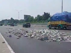 Hebel Muatan Truk Bercecer di Tol Jagorawi Arah Jakarta, Lalin Padat