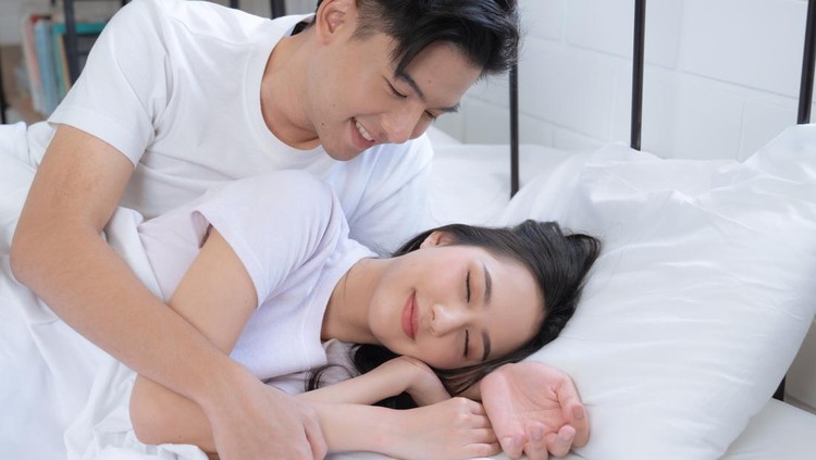 Manfaat tidur berpelukan