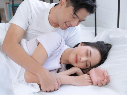 19 Posisi Tidur Berpelukan Mesra dan Artinya Bagi Hubungan Asmara Ayah & Bunda