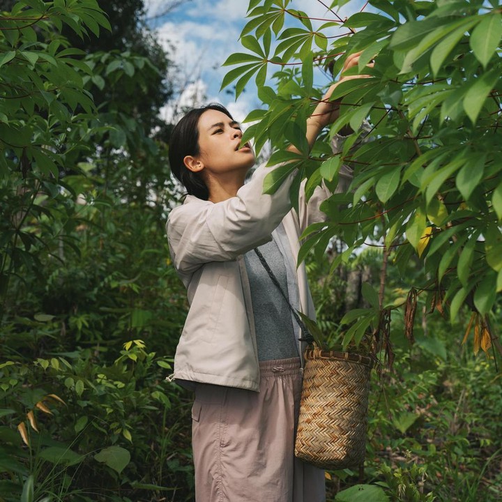 <p>Maudy Ayunda membagikan keseruannya saat berkunjung ke Kalimantan Barat. Ia menghabiskan waktu dua hari penuh di Desa Rumbih dan melakukan aktivitas yang jarang bisa dilakukan di kota. (Foto: Instagram @maudyayunda)</p>