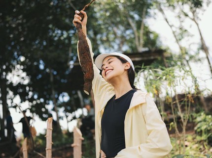 5 Potret Keseruan Maudy Ayunda Kunjungi Desa di Kalimantan Barat, Cabut Singkong hingga Santap Makanan Sederhana