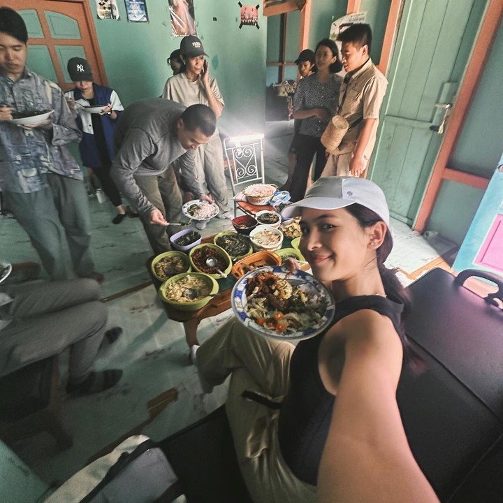 <p>Tak hanya mencari makanan langsung dari alam, Maudy juga memasaknya hingga menjadi hidangan sederhana yang lezat. "Sore itu juga langsung dimasak jadi singkong goreng dan singkong manis. Seenak itu!" kenangnya. (Foto: Instagram @maudyayunda)</p>