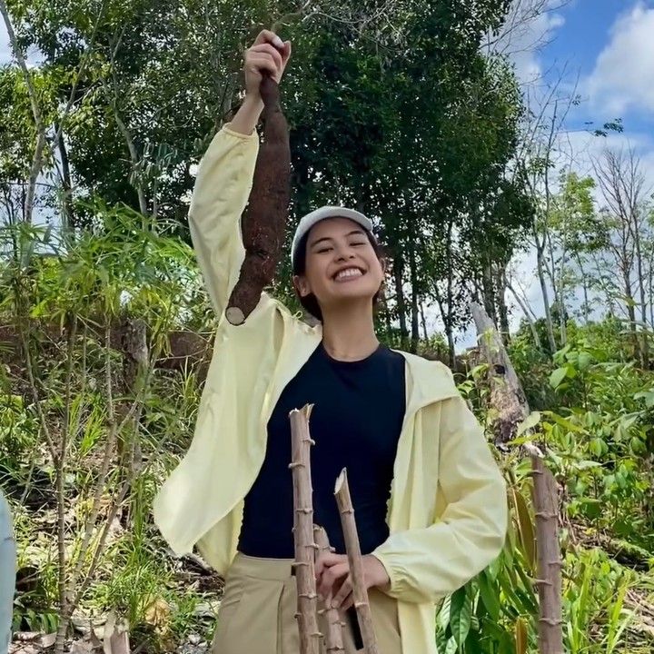 <p>Selama dua hari, Maudy melakukan aktivitas meramban atau <em>foraging</em> di hutan. Ia berkeliling mencari makanan langsung dari alam, Bunda. (Foto: Instagram @maudyayunda)</p>