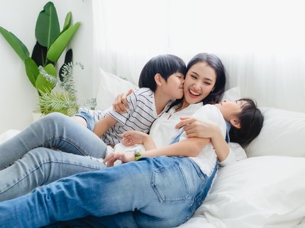 10 Manfaat Pelukan untuk Anak, Bikin Si Kecil Makin Cerdas dan Tak Sering Tantrum