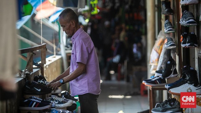 Kemendag mengendus indikasi turunnya daya beli kelas menengah dari keluhan pedagang di pusat belanja yang penjualannya merosot.