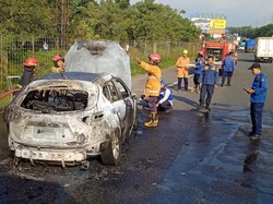 Mobil Terbakar di Tol Jagorawi Arah Bogor gegara Korsleting