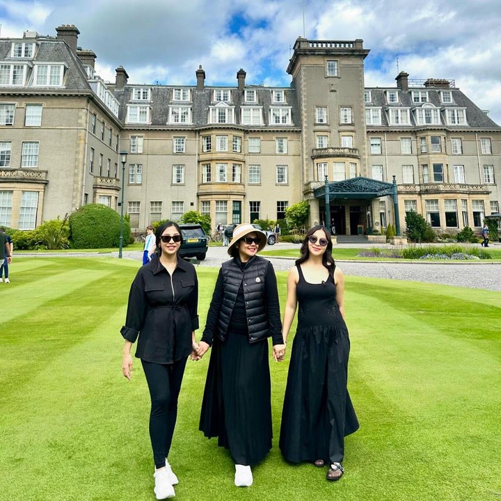 <p>Nikita dan Winona pergi babymoon bersama suami dan anak partama mereka. Keduanya juga membawa serta sang Bunda Yora Febrina. (Foto: Instagram @yorafebrina/ @nonawilly1)</p>