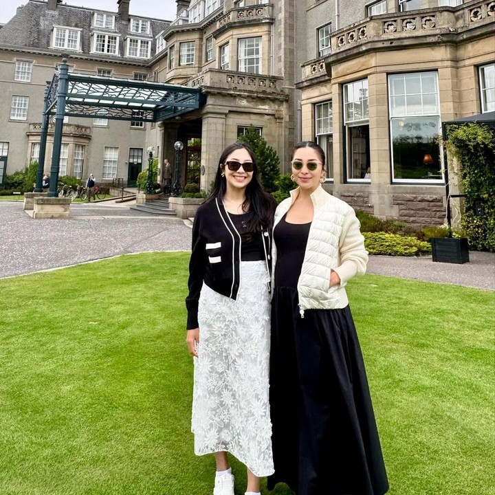 <p>Nikita Willy dan adiknya, Winona Willy, sedang menjalani kehamilan kedua. Baru-baru ini, keduanya memutuskan untuk babymoon bersama ke Inggris. (Foto: Instagram @yorafebrina/ @nonawilly1)</p>