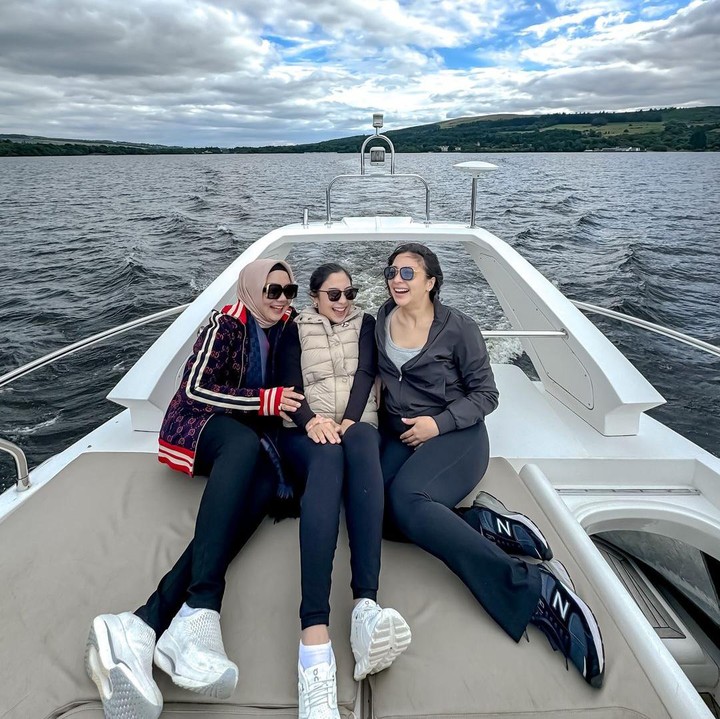 <p>Nikita Willy menjalani <em>babymoon</em> kehamilan keduanya di Skotlandia. Istri Indra Priawan ini menghabiskan waktu <em>babymoon</em> bersama keluarga besarnya, Bunda. Nikita Willy mengajak serta ibundanya Yora Febrine, dan sang Winona Willy yang juga tengah hamil anak kedua. Selama di Skotlandia, keluarga ini mengunjungi beberapa tempat wisata dengan pemandangan indah, seperti danau indah Loch Lomond. (Foto: Instagram @yorafebrina/ @nonawilly1)</p>