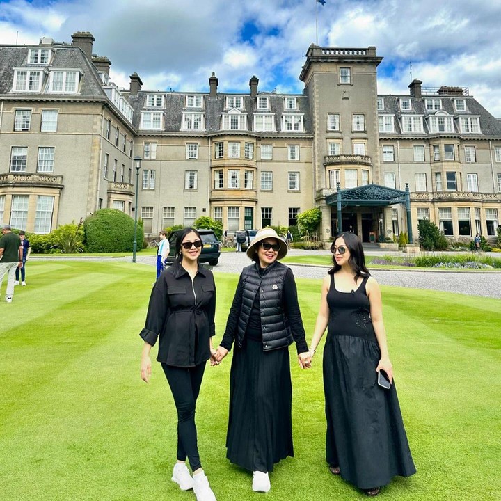 <p>Yora Febrina secara khusus membagikan momen kebersamaannya dengan Nikita dan Winona di akun Instagram miliknya. Dalam satu momen, ketiganya kompak mengenakan pakaian serba hitam dengan pemandangan hotel mewah bergaya Inggris. (Foto: Instagram @yorafebrina/ @nonawilly1)</p>