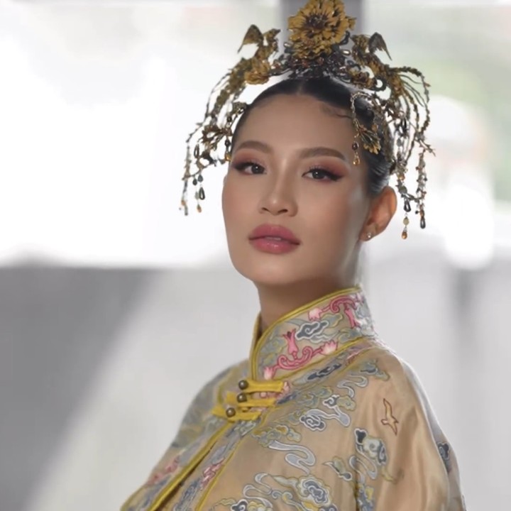 <p>Pesta gender reveal ini dilangsungkan secara meriah dengan tema unik, yakni serba Tahun Naga. Patricia Gouw tampil memukau mengenakan pakaian tradisional Cina, lengkap dengan aksesoris dan makeup bernuansa senada. Foto: Instagram @patriciagouw)</p>