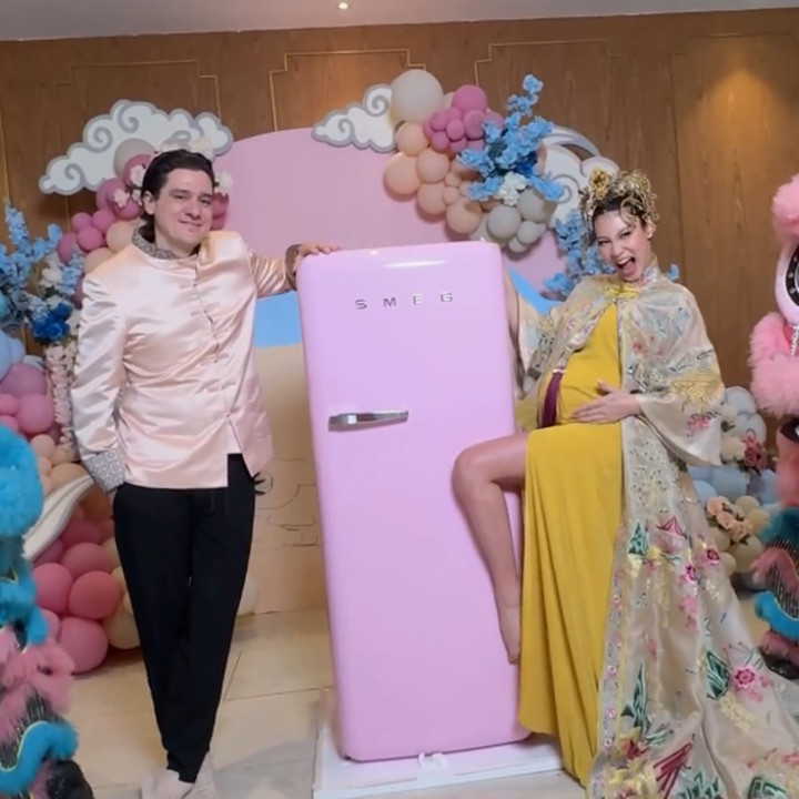 <p>Konsep pesta gender reveal kehamilan pertama Patricia Gouw ini juga dibuat dengan unik. Patricia Gouw dan suaminya Daniel Bertoli, membuka kotak besar untuk mengetahui jenis kelamin anak pertama mereka. Kotak besar itu berisi kulkas berwarna merah muda, yang menandakan anak keduanya berjenis kelamin perempuan. Foto: Instagram @patriciagouw)</p>