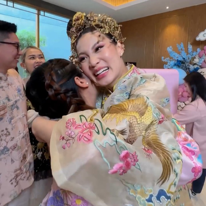 <p>Tak cuma Patricia Gouw yang mengenakan pakaian tradisional Cina. Semua tamu yang hadir, termasuk kerabat juga mengenakan pakaian serupa. Patricia Gouw tampaknya membuat dresscode untuk acara gender reveal kehamilannya ini, Bunda. Foto: Instagram @patriciagouw)</p>