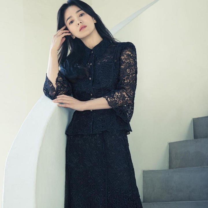 <p>Pilihan gaun hitam Song Hye Kyo yang satu ini juga sangat <em>classy</em> dan elegan, Bunda. <em>Set dress</em> bermotif brokat bunga ini cocok untuk dikenakan saat menghadiri pesta formal hingga kasual. (Foto: Instagram @kyo1122)</p>