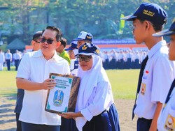 Pj Gubernur Jatim Bagikan 29.481 Seragam Gratis ke Siswa SMA Kurang Mampu